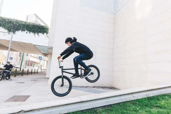 Jovem Adolescente Pulando Fazendo Truques Com Bmx Bicicleta — Fotografia de Stock