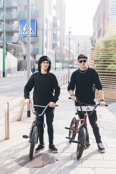 两个年轻的体育少年在户外骑Bmx — 图库照片