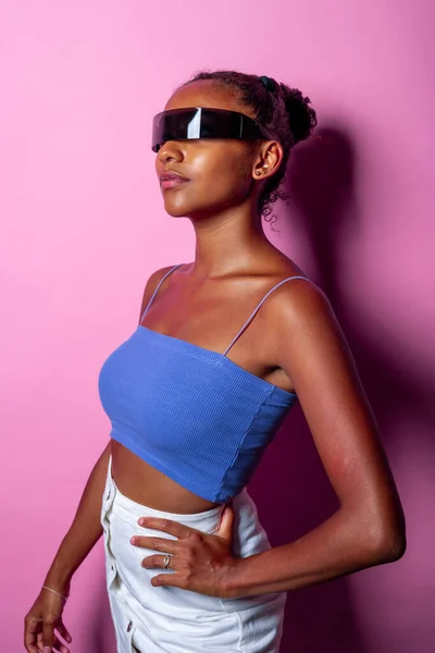 Νεαρή Μαύρη Γυναίκα Απομονωμένο Στούντιο Φορώντας Έξυπνα Γυαλιά — Φωτογραφία Αρχείου