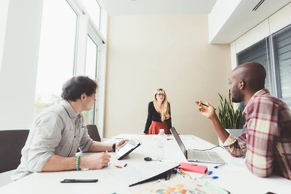 Drei Millennials Multiethnische Geschäftsleute Treffen Sich — Stockfoto