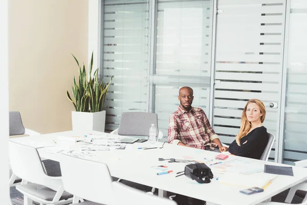 Zwei Millennials Multiethnische Geschäftsleute Arbeiten — Stockfoto