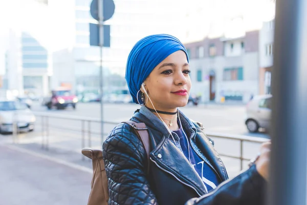 Arabian Wanita Muda Mengenakan Hijab Outdoor Mendengarkan Musik — Stok Foto