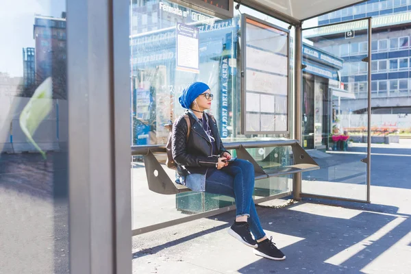 Mujer Joven Árabe Usando Hijab Aire Libre Esperando Parada Autobús —  Fotos de Stock