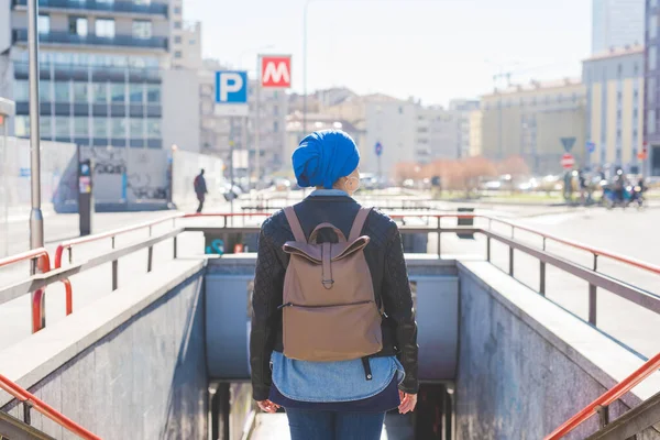 Arabische Junge Frau Trägt Hijab Rückansicht Bahn — Stockfoto