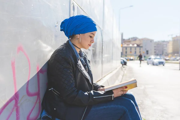 Mujer Joven Árabe Usando Libro Lectura Aire Libre Hijab —  Fotos de Stock