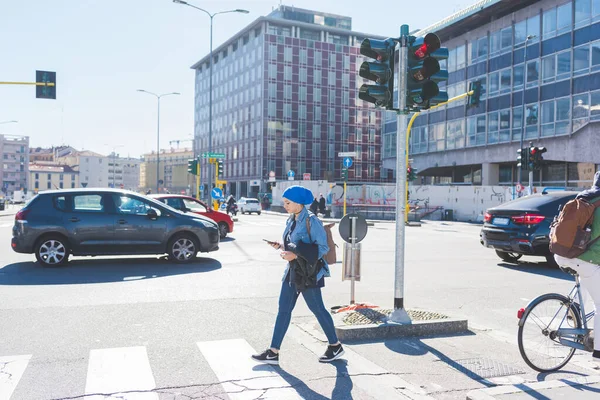 Akıllı Telefon Kullanan Tesettürlü Arap Genç Bir Kadın — Stok fotoğraf