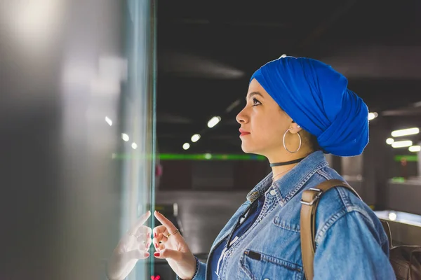 Arabska Młoda Kobieta Hidżabie Kupująca Bilet — Zdjęcie stockowe