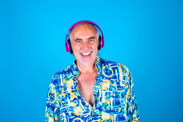 Starszy Człowiek Śmieje Się Słuchając Muzyki Odizolowane Tło — Zdjęcie stockowe