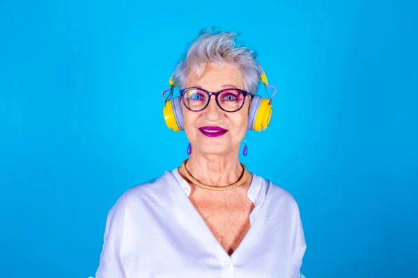 Senior Woman Smiling Listening Music Isolated Background — Stock Photo, Image