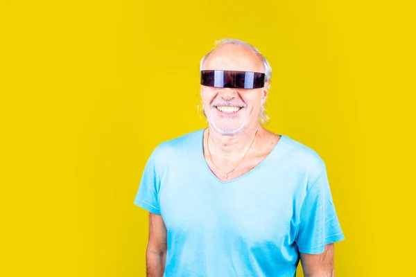 Wiek Mężczyzna Odizolowane Studio Noszenie Inteligentne Okulary Uśmiechnięty — Zdjęcie stockowe