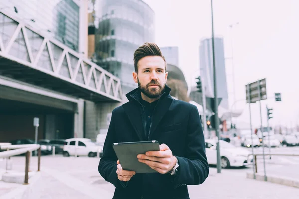 Joven Hombre Negocios Barbudo Éxito Aire Libre Usando Tableta — Foto de Stock