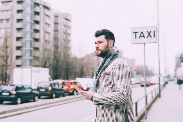 Ung Framgångsrik Skäggig Affärsman Utomhus Med Hjälp Smartphone — Stockfoto