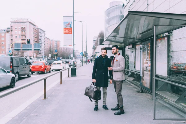 Deux Jeunes Hommes Affaires Barbus Succès Plein Air Utilisant Arrêt — Photo