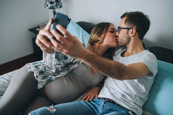 Pareja Joven Casa Dormitorio Tomando Selfie Usando Smartphone Besos — Foto de Stock