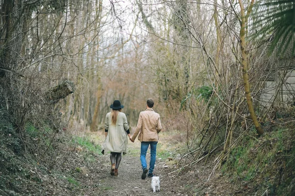 Voltar Ver Jovem Casal Heterossexual Andando Livre País Mãos Dadas — Fotografia de Stock