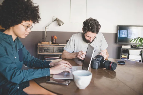 Jong Multi Etnische Paar Binnen Thuis Coworking Met Behulp Van — Stockfoto