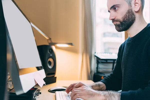 Young Man Bearded Indoor Using Computer — Stock Photo, Image