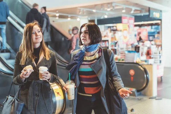 Две Молодые Женщины Пьют Кофе Помещении Веселятся Вместе — стоковое фото