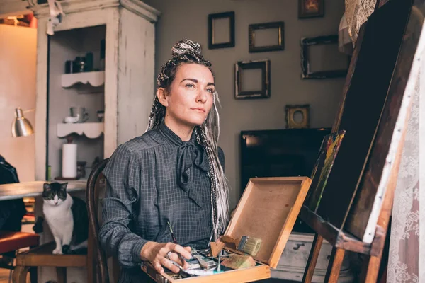 Dorosła Kobieta Siedzi Malarstwo Studio Poszukiwania Twórczej Inspiracji — Zdjęcie stockowe