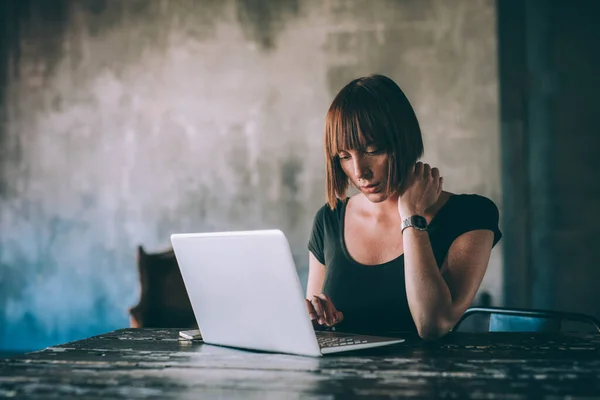 Junge Frau Sitzt Hause Büro Und Arbeitet Computer — Stockfoto