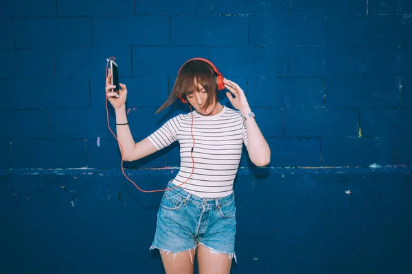 Jonge Vrouw Buiten Dansen Luisteren Muziek Koptelefoon Smartphone — Stockfoto