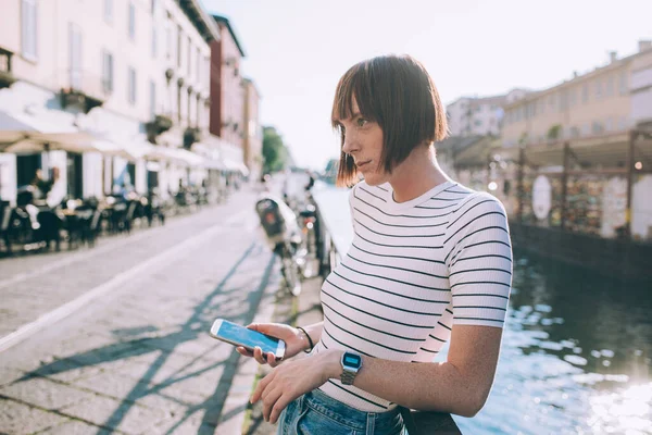 Giovane Donna All Aperto Possesso Smartphone — Foto Stock