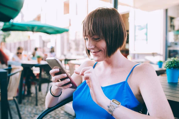 Młoda Kobieta Siedzi Świeżym Powietrzu Bar Pomocą Smartfona Uśmiechnięte Zakupy — Zdjęcie stockowe