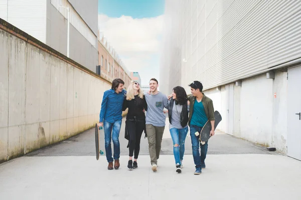 Groep Multi Etnische Vrienden Outdoor Wandelen Knuffelen Socialiseren Plezier Hebben — Stockfoto