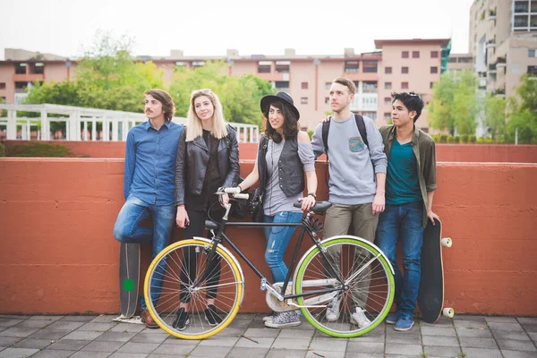スケートボードと緑の持続可能な輸送を楽しんで自転車で屋外をポーズ多民族の友人のグループ — ストック写真