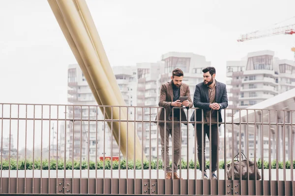 Dos Hombres Negocios Casuales Aire Libre Usando Tableta Conectada Lluvia — Foto de Stock