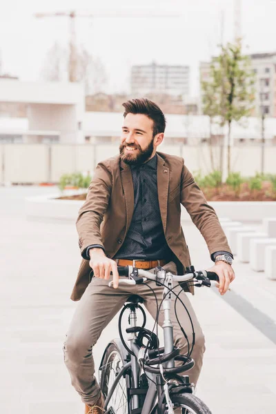 Jeune Homme Affaires Contemporain Vélo Souriant Respectueux Environnement — Photo