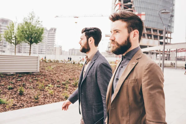 Двое Молодых Бородатых Коллег Бизнесмены Ходят Свежем Воздухе — стоковое фото