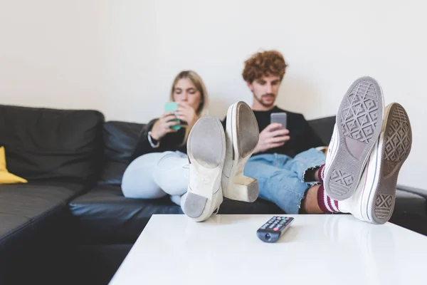 Jeune Couple Amoureux Utilisant Téléphone Intelligent Ignorant Les Uns Les — Photo