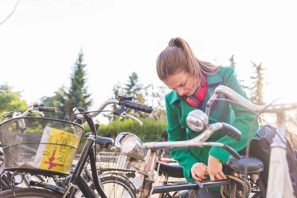 Mladá Žena Venkovní Uzamykání Odemykání Kolo Pomocí Zelené Udržitelné Dopravy — Stock fotografie