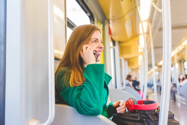 Genç Bir Kadın Yer Altında Seyahat Ediyor Akıllı Telefonlardan Konuşuyor — Stok fotoğraf