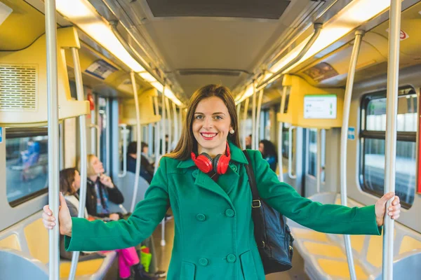 Mujer Joven Sonriendo Posando Viajando Bajo Tierra —  Fotos de Stock