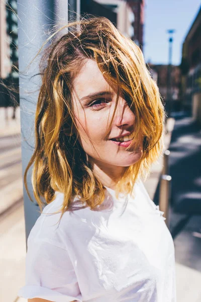 Portret Van Jonge Mooie Kaukasische Blonde Haar Vrouw Outdoor Stad — Stockfoto