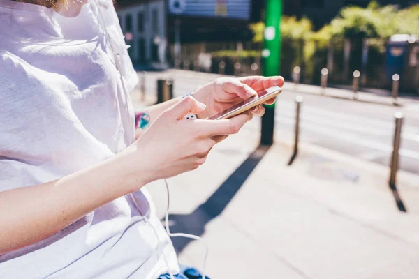 Genç Milenyum Kadınının Ellerine Yaklaşın Akıllı Telefon Ele Tutuşun Ekranı — Stok fotoğraf