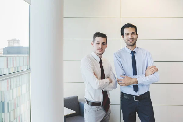 Dois Empresários Multiétnicos Posando Braços Cruzados Sorrindo Confiante — Fotografia de Stock
