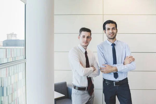 Dos Hombres Negocios Multiétnicos Posando Brazos Cruzados Sonriendo Confiados — Foto de Stock