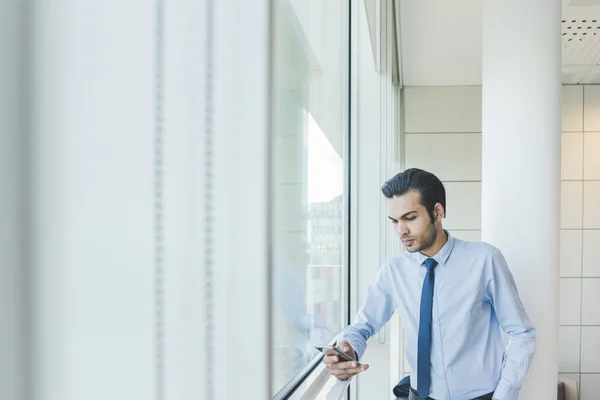 Giovane Uomo Affari Indiano Coperto Ufficio Utilizzando Smart Phone Controllo — Foto Stock