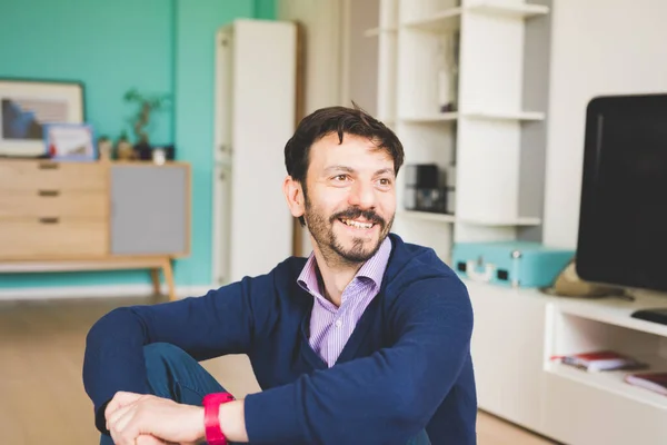 Homme Assis Sur Sol Intérieur Maison Souriant — Photo