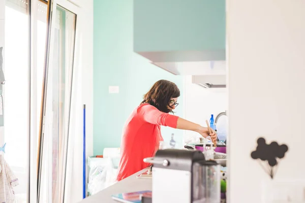 Junge Frau Hause Kocht Mahlzeit Küche — Stockfoto