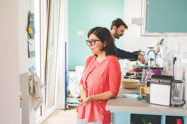 Pasangan Muda Yang Cantik Memasak Bersama — Stok Foto