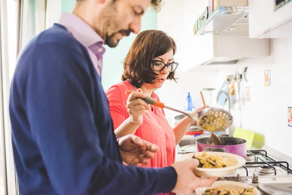 Junges Schönes Paar Hause Kocht Gemeinsam — Stockfoto