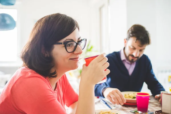 Junges Schönes Paar Hause Beim Gemeinsamen Essen — Stockfoto