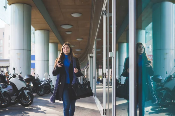 Junge Frau Geht Geschäftstüchtig Freien Und Hält Smartphone Selbstbewusst Und — Stockfoto