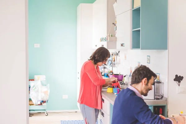 Giovane Donna Coperto Casa Preparare Tradizionale Caffè Italiano Utilizzando Moka — Foto Stock