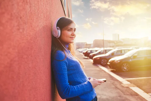 Jeune Femme Sereine Positive Plein Air Penché Mur Écoutant Musique — Photo