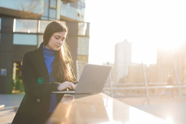 Junge Frau Freien Hintergrundbeleuchtung Fernarbeit Oder Einkaufen Commerce Mit Dem — Stockfoto